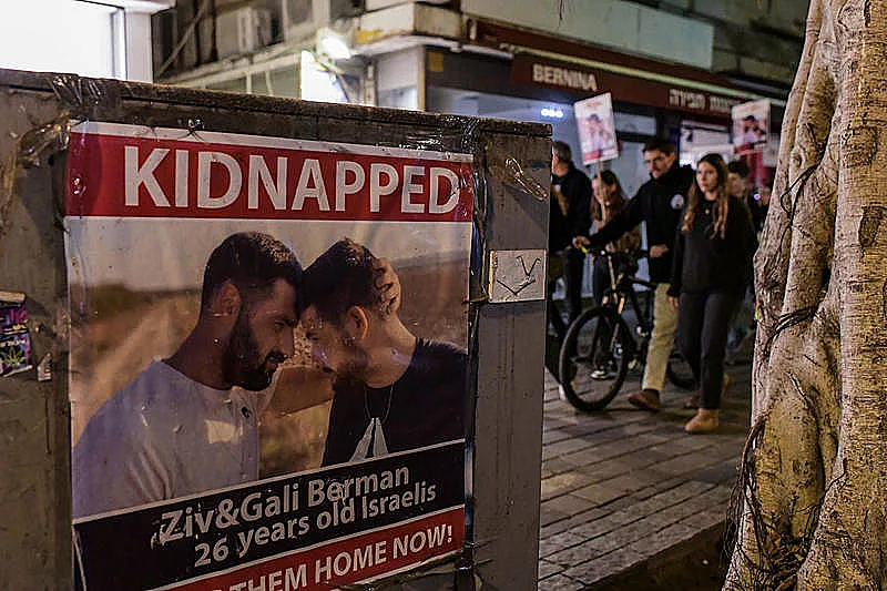 כרזה של התאומים החטופים גלי וזיו ברמן בתל אביב