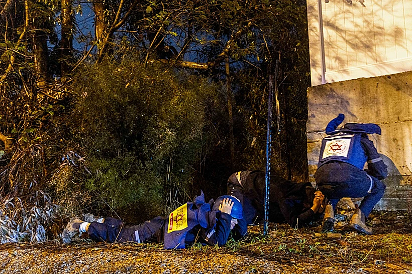 תופסים מחסה ברחובות בעת שיגור הטיל מתימן