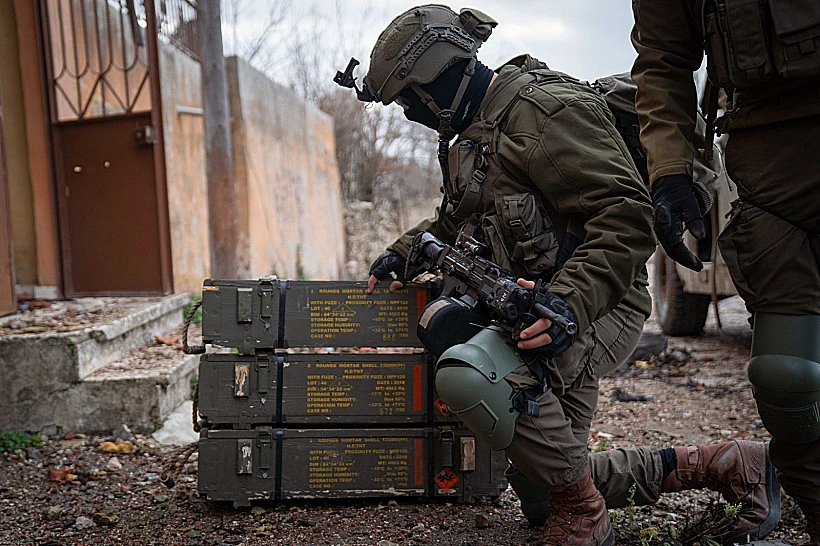 כוחות צה"ל עם הנשק שהוחרם