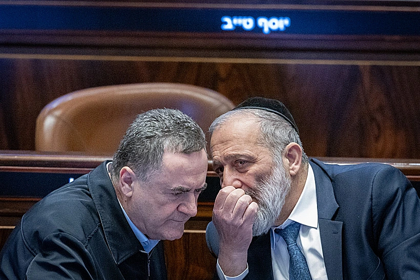 שר הביטחון ישראל כ"ץ וח"כ אריה דרעי בכנסת