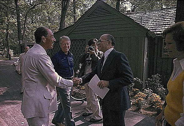 הנשיא קרטר, הנשיא סאדאת ורה''מ בגין חותמים על הסכם השלום בין ישראל למצרים בקמפ דייויד, 1978