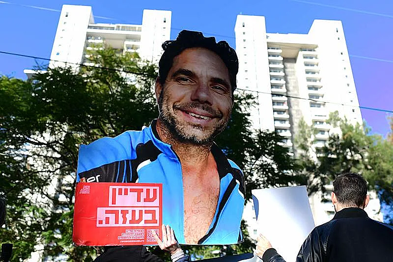 עופר קלדרון - הפגנה להשבת החטופים מול בית יו"ר הכנסת, אמיר אוחנה, בתל אביב
