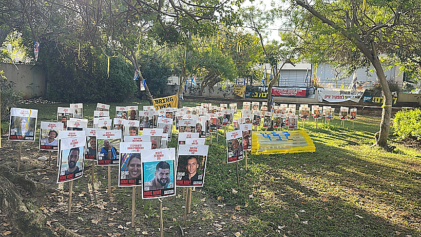 תמונות החטופים מחוץ לביתו של יולי אדלשטיין, בהרצליה