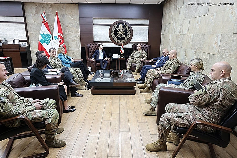 השליח האמריקני למזרח התיכון עמוס הוכשטיין בפגישה עם יו"ר הפרלמנט הלבנוני נביה ברי