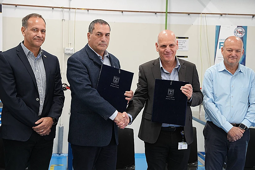 מנכ"ל משרד הביטחון אייל זמיר ונשיא ומנכ"ל אלביט מערכות בצלאל (בוצי) מכליס