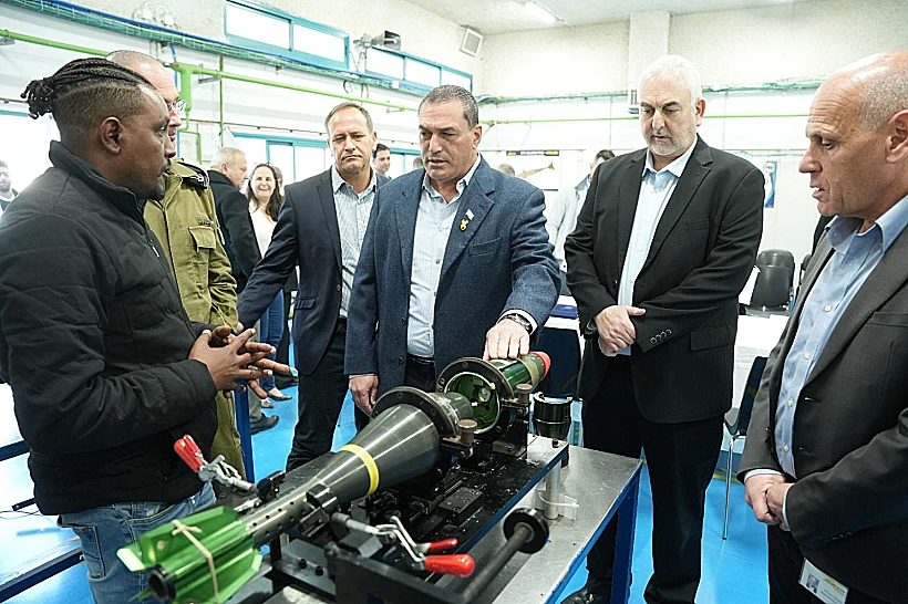 מנכ"ל משרד הביטחון אייל זמיר ונשיא ומנכ"ל אלביט מערכות בצלאל (בוצי) מכליס