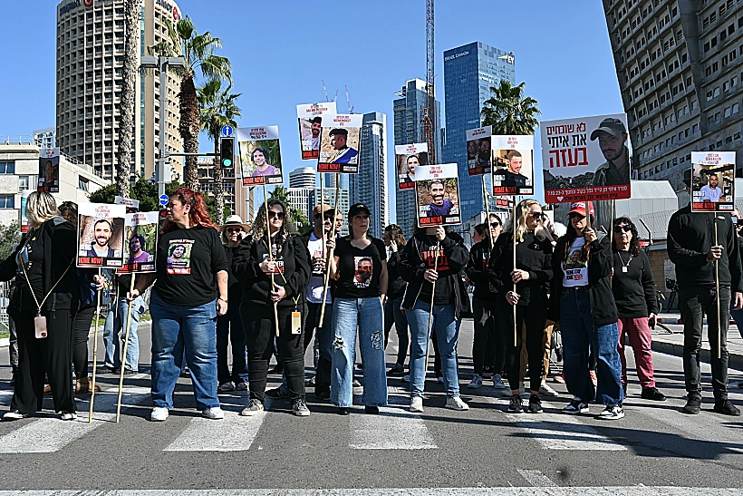 משפחות חטופים מניפים רשימה עם שמות 100 החטופים המוחזקים בשבי