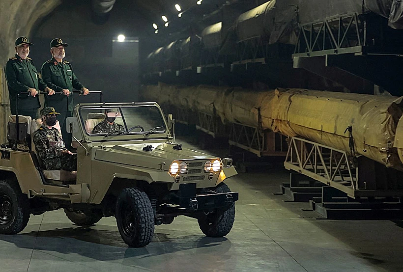 מפקד משמרות המהפכה, חוסיין סלאמי, ומפקד כוח התעופה והחלל של איראן, עלי חאג'יזדה, ב"עיר הטילים"