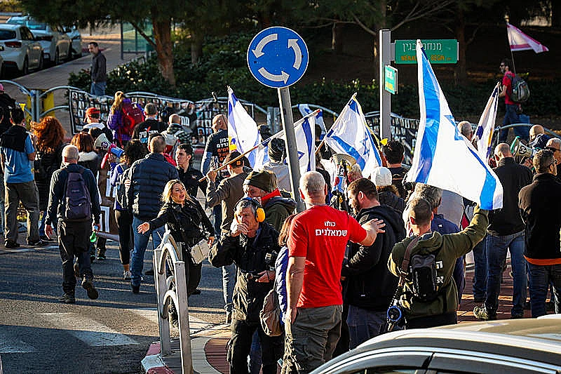 הפגנה נגד המהפכה המשפטית מול בית שר המשפטים יריב לוין