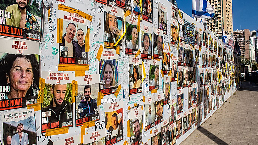 קיר עם תמונות חטופים ונרצחים בכיכר החטופים בתל אביב