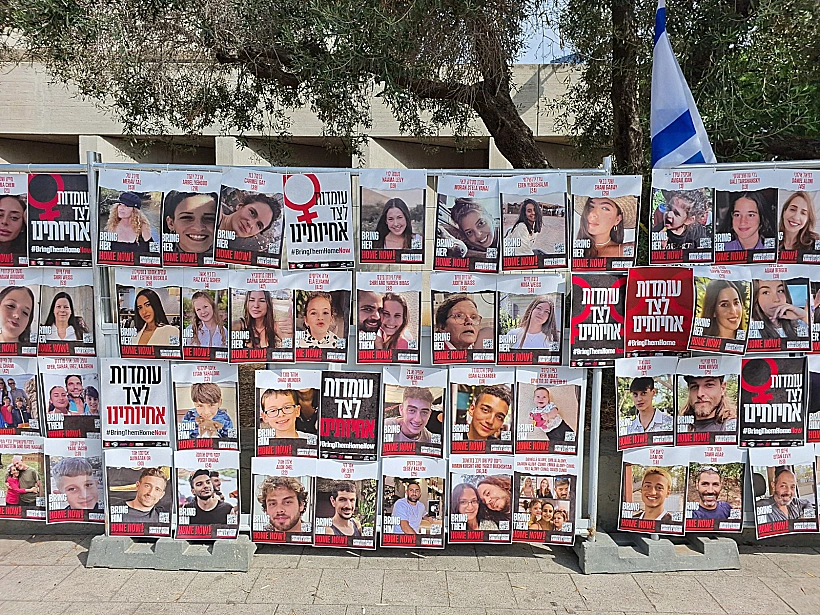 כרזות עם שמות ותמונות חטופים