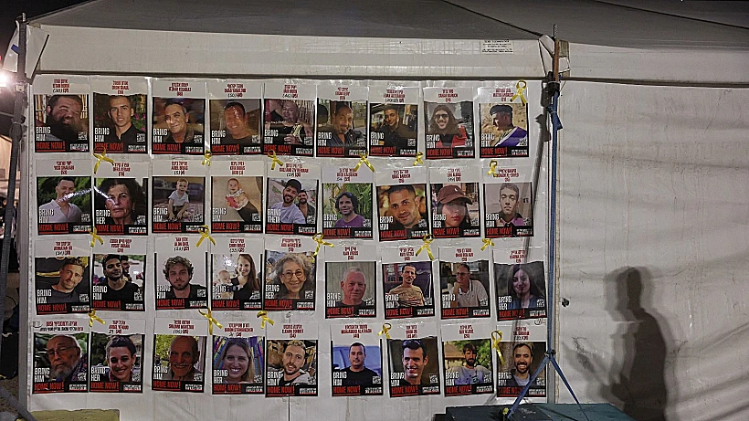 כרזות עם תמונות חטופים בתל אביב