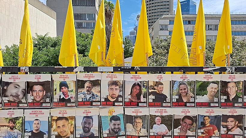 כרזות עם תמונות חטופים בתל אביב