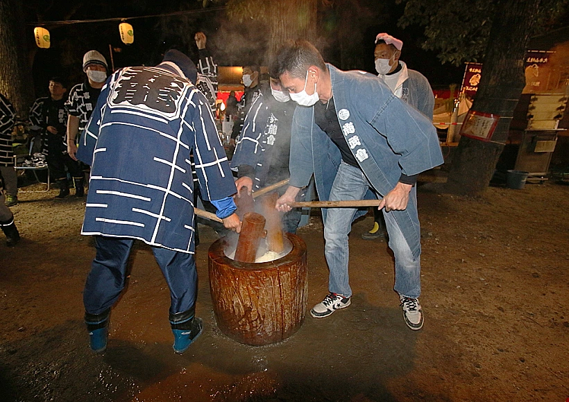 אנשים טוחנים אורז בפסטיבל