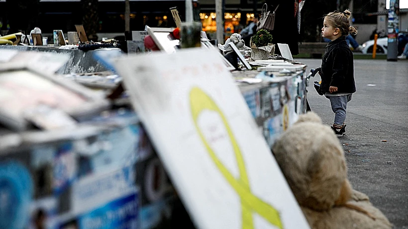 תמונות חטופים, שלטים למען שחרורם ובובות בכיכר דיזנגוף שבתל אביב