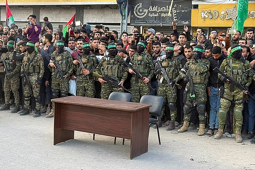 מחבלי חמאס באזור בו נמסרו החטופות לנציגי הצלב האדום