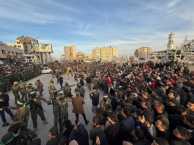 מחבלי חמאס באזור בו נמסרו החטופות לנציגי הצלב האדום