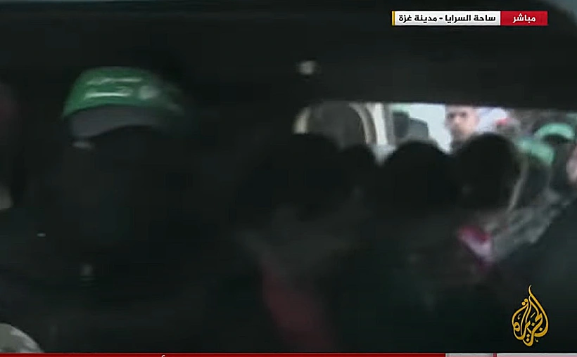 תיעוד ראשון: שלוש החטופות ברכב הצלב האדום