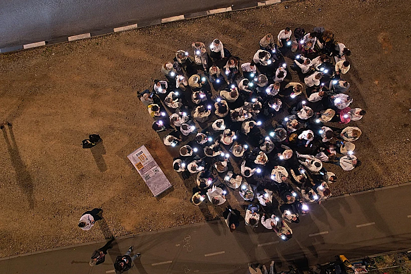 חטופים מיצג אנושי של משמרת 101 מחוץ לבי"ח שיבא בהמתנה לדורון, רומי ואמילי