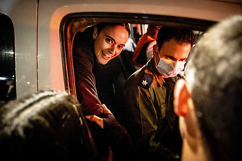 אמילי דמארי מושיטה ידה להמונים שהגיעו לבי"ח שיבא