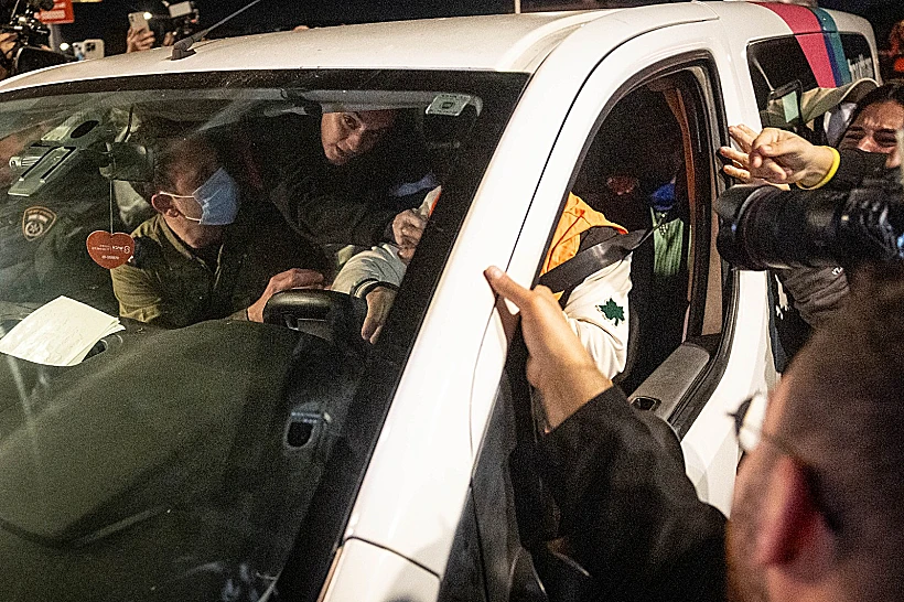 אמילי דמארי מושיטה ידה להמונים שהגיעו לבי"ח שיבא