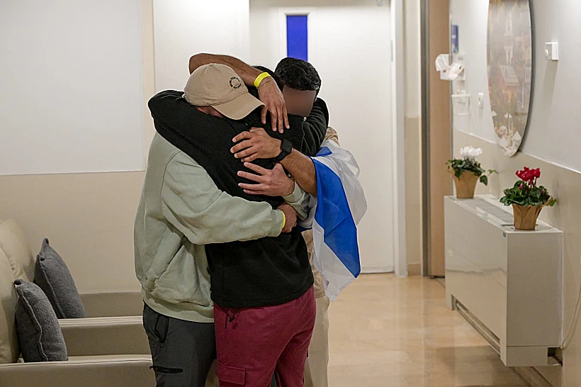 אמילי דמארי מתאחדת עם משפחתה בבי"ח שיבא