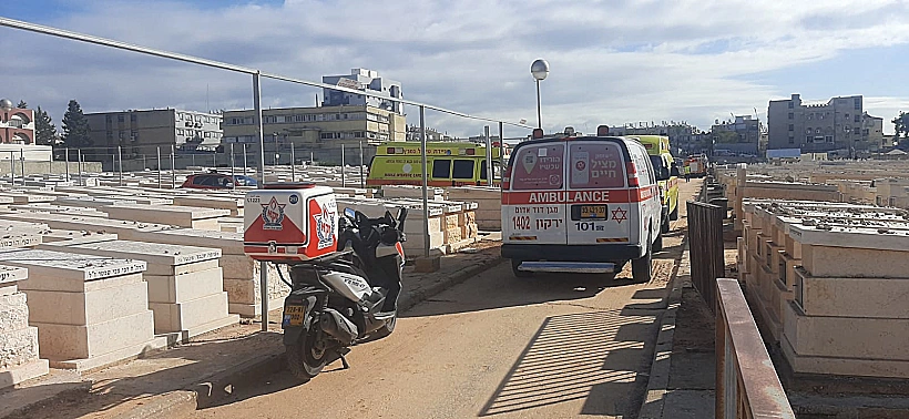 אמבולנס של מד"א ואופנוע של זק"א בזירת התאונה בבני ברק