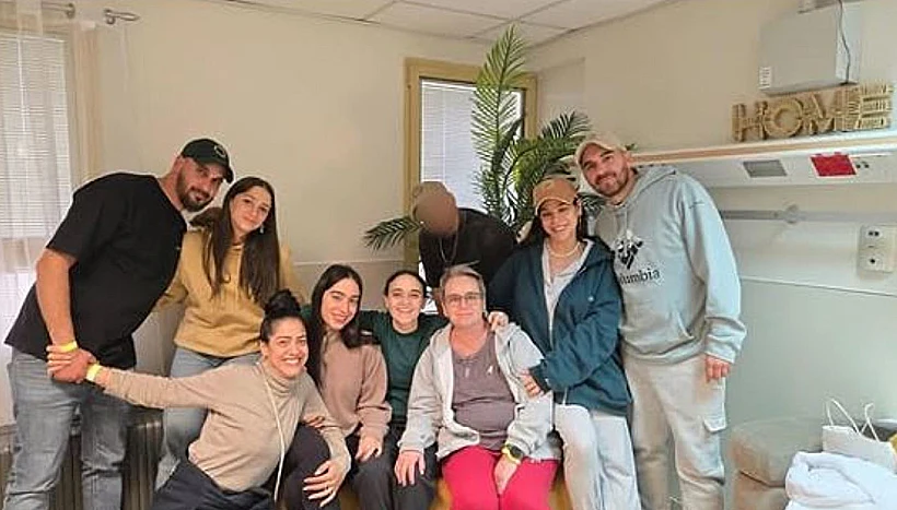 אמילי דמארי ומשפחתה בתמונה ראשונה מאז ששוחררה מהשבי