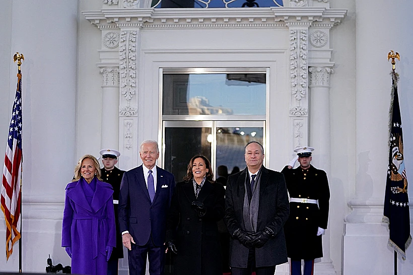 הנשיא ביידן ורעייתו עם סגנית הנשיא האריס ובעלה, לקראת הגעת הזוג טראמפ