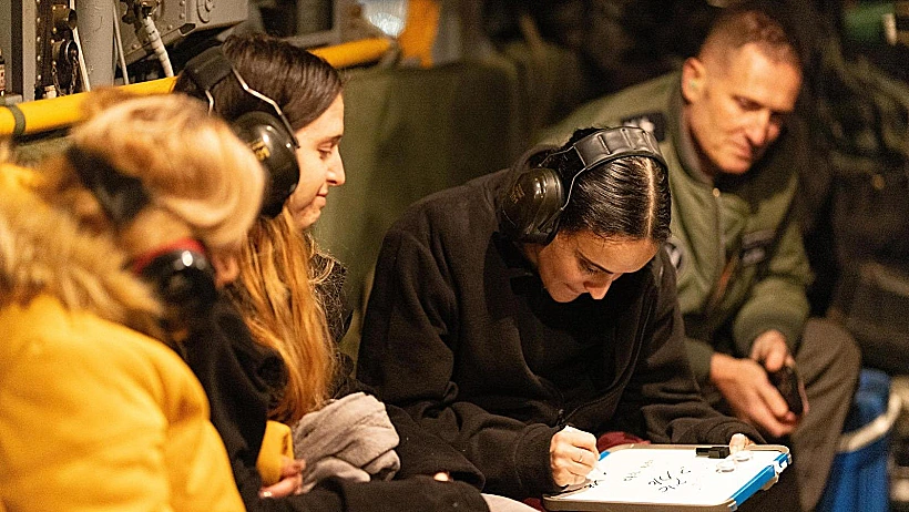 אמילי דמארי, דורון שטיינברכר ואימה סימונה במסוק צה"ל בדרך לבי"ח