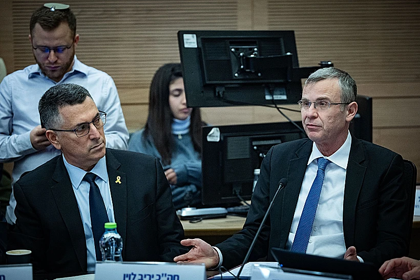 השרים יריב לוין וגדעון סער בוועדת החוקה
