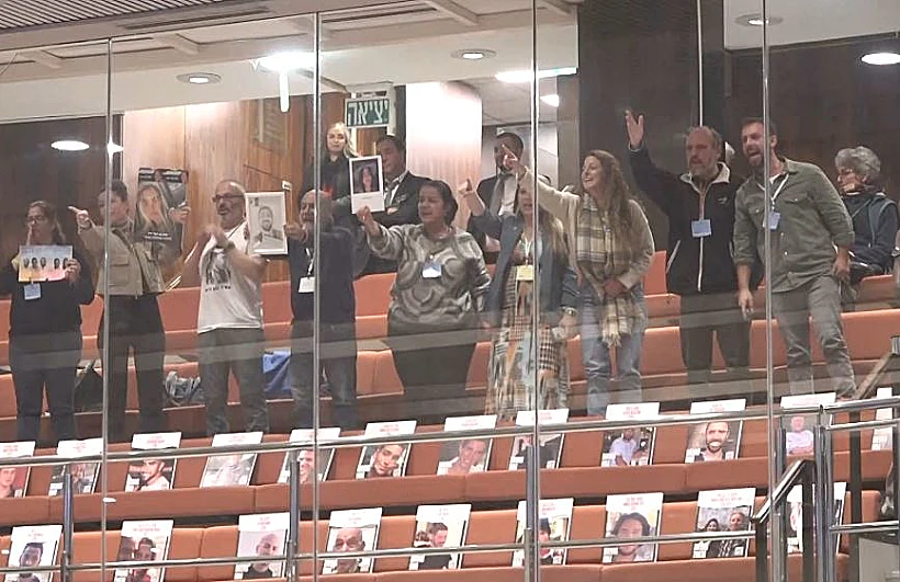 משפחות שכולות ממועצת אוקטובר מחו במליאה בזמן ההצבעה על הקמת ועדת חקירה ממלכתית