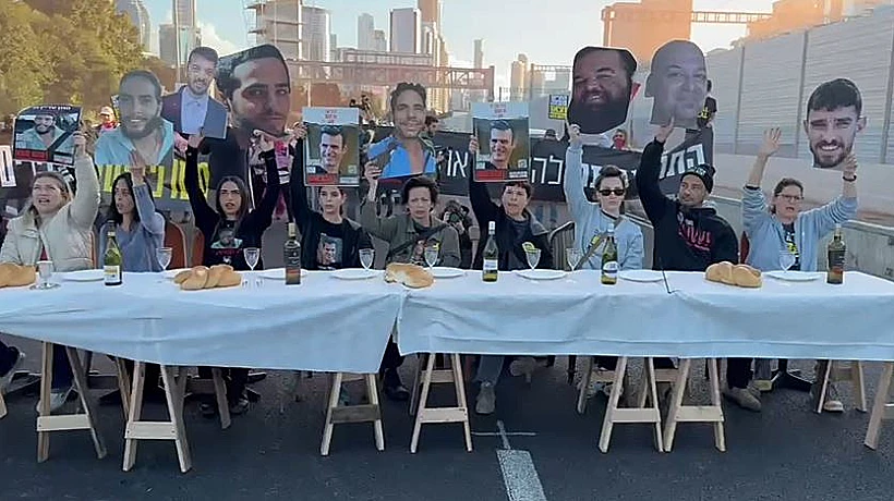 חסימות משפחות חטופים מקיימות קבלת שבת באיילון צפון