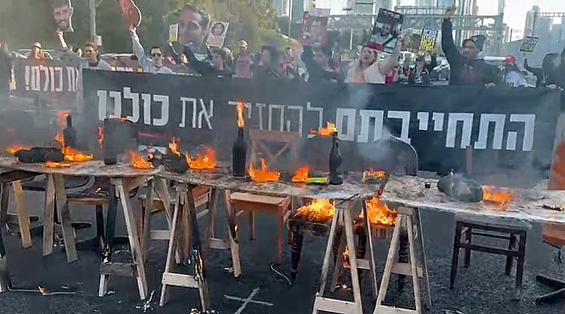 משפחות חטופים הציתו שולחן שבת באיילון