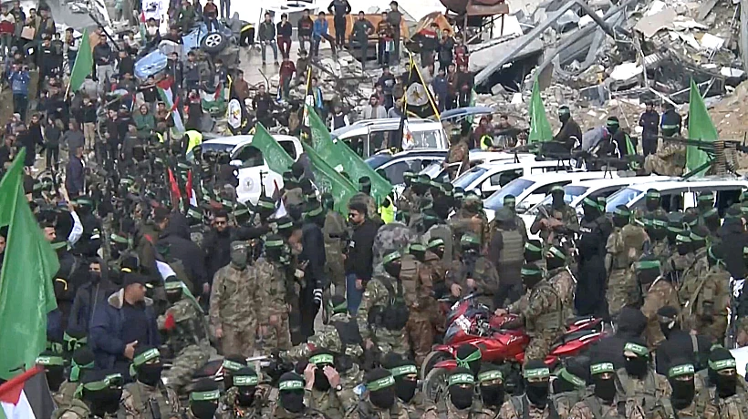 חמושים בכיכר פלסטין, לקראת העברת החטופות לצלב האדום