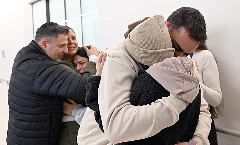 דניאלה גלבוע בפגישה עם אחיה ובן זוגה