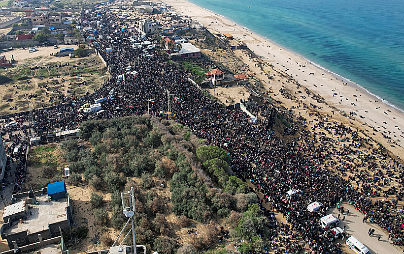 פלסטינים ממתינים לפתיחת ציר נצרים