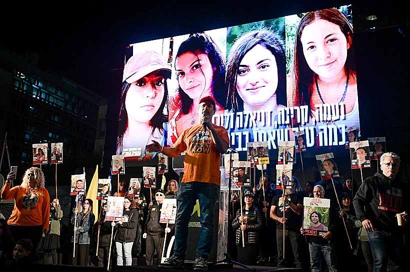 תמונות התצפיתניות ששוחררו על המסך בכיכר החטופים