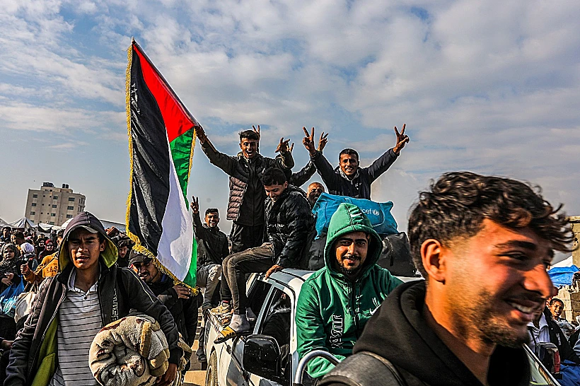 אזרחים עזתים עקורים חוזרים לצפון הרצועה אחרי פתיחת ציר נצרים