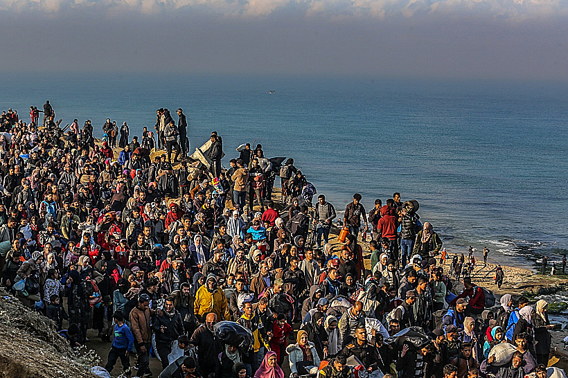 אזרחים עזתים עקורים חוזרים לצפון הרצועה אחרי פתיחת ציר נצרים