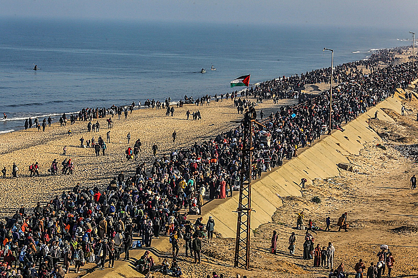 אזרחים עזתים עקורים חוזרים לצפון הרצועה אחרי פתיחת ציר נצרים