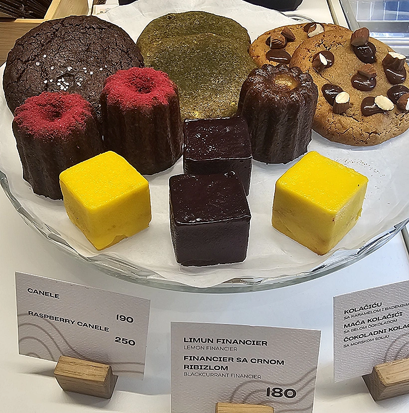 קינוחים בבית קפה בחו"ל