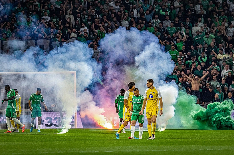 אבוקות במשחק בין מכבי חיפה למכבי תל אביב באצטדיון סמי עופר