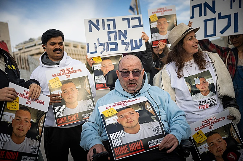 טל, אביו של החטוף בר קופרשטיין, מוחה מול משרד רה"מ בירושלים