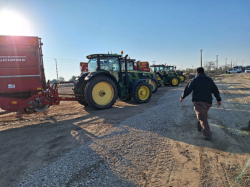 מיצג הטרקטורים ליד רעים לכבוד שובו של החטוף גדי מוזס