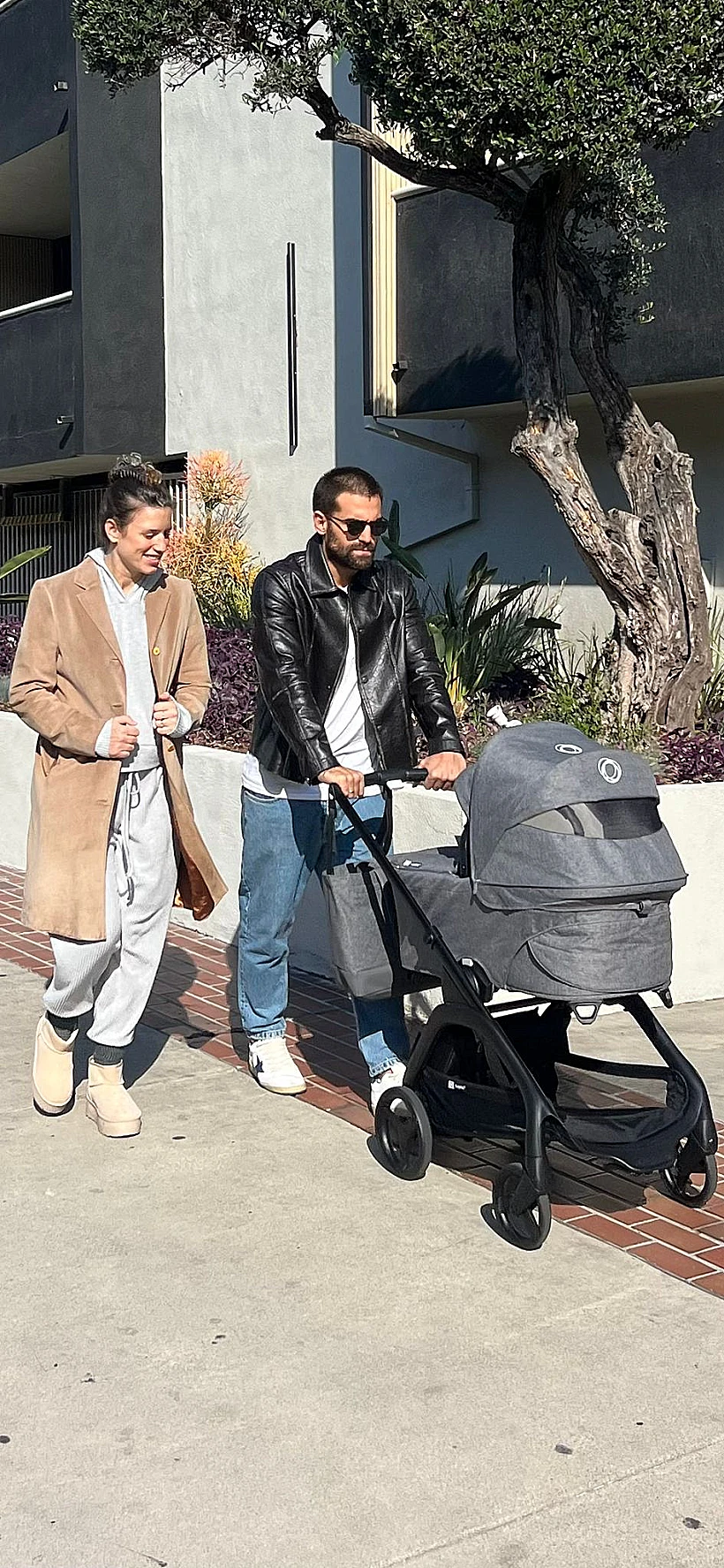 יעל אלקנה ותומר מכלוף עם התינוקת אביגיל