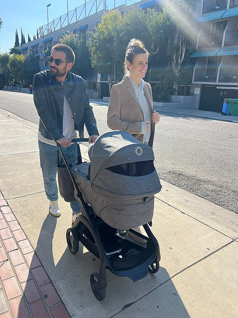 יעל אלקנה ותומר מכלוף עם התינוקת אביגיל