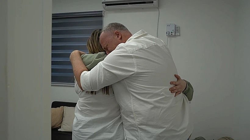 אגם ברגר מתאחדת עם משפחתה