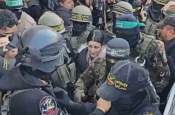 ארבל יהוד מוקפת בהמון זועם מועברת לידי הצלב האדום