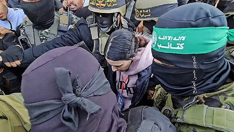 ארבל יהוד מוקפת בהמון זועם מועברת לידי הצלב האדום